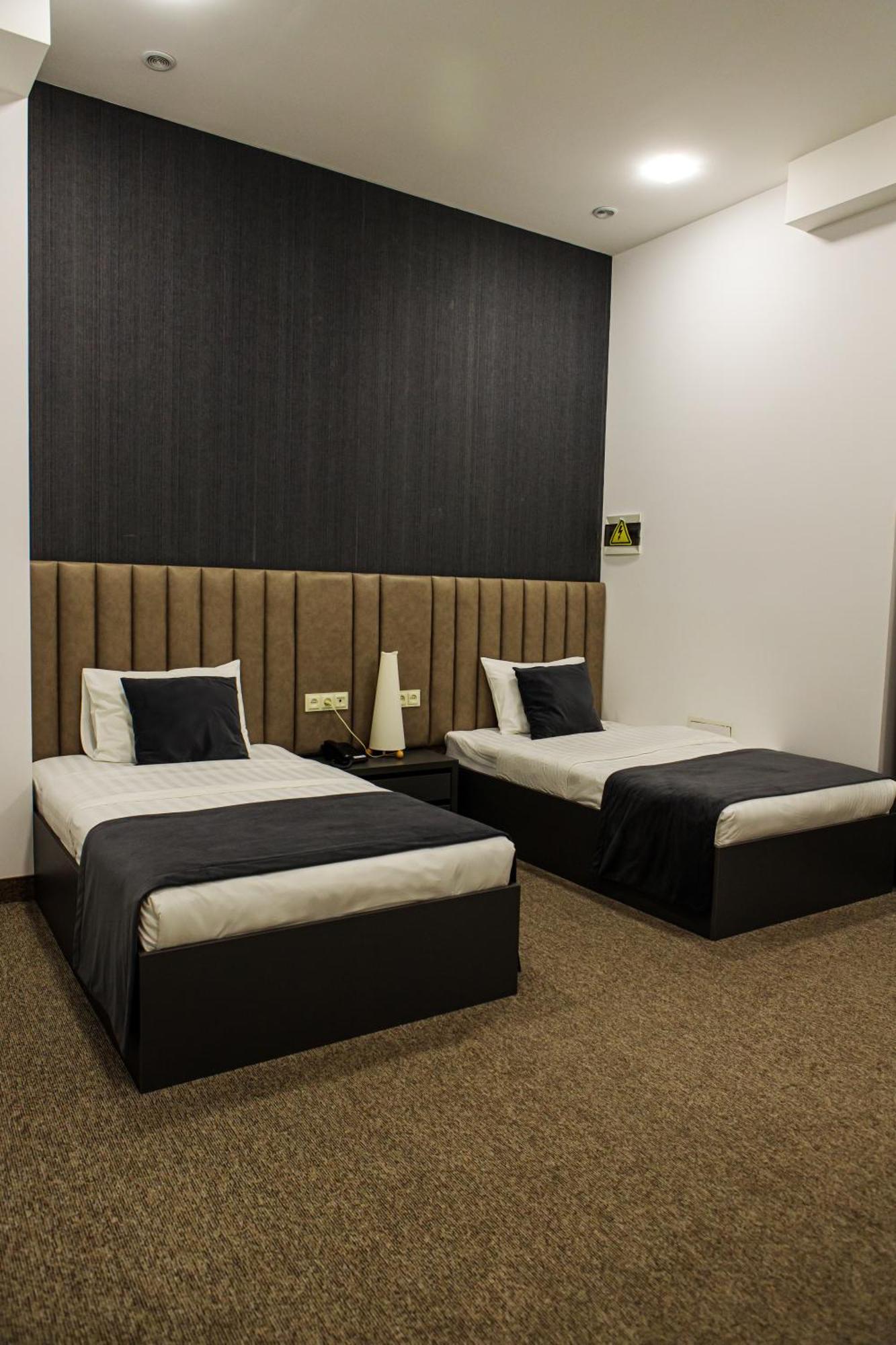 Port Plaza Evn 호텔 P'arak'ar 외부 사진